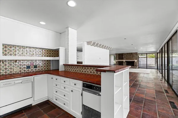 a view of empty room with floor to ceiling window and an outdoor view