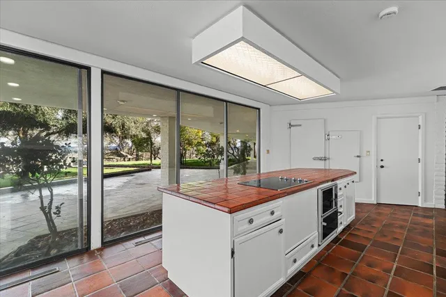 a view of empty room with floor to ceiling window and an outdoor view