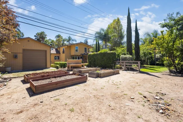 a view of a backyard