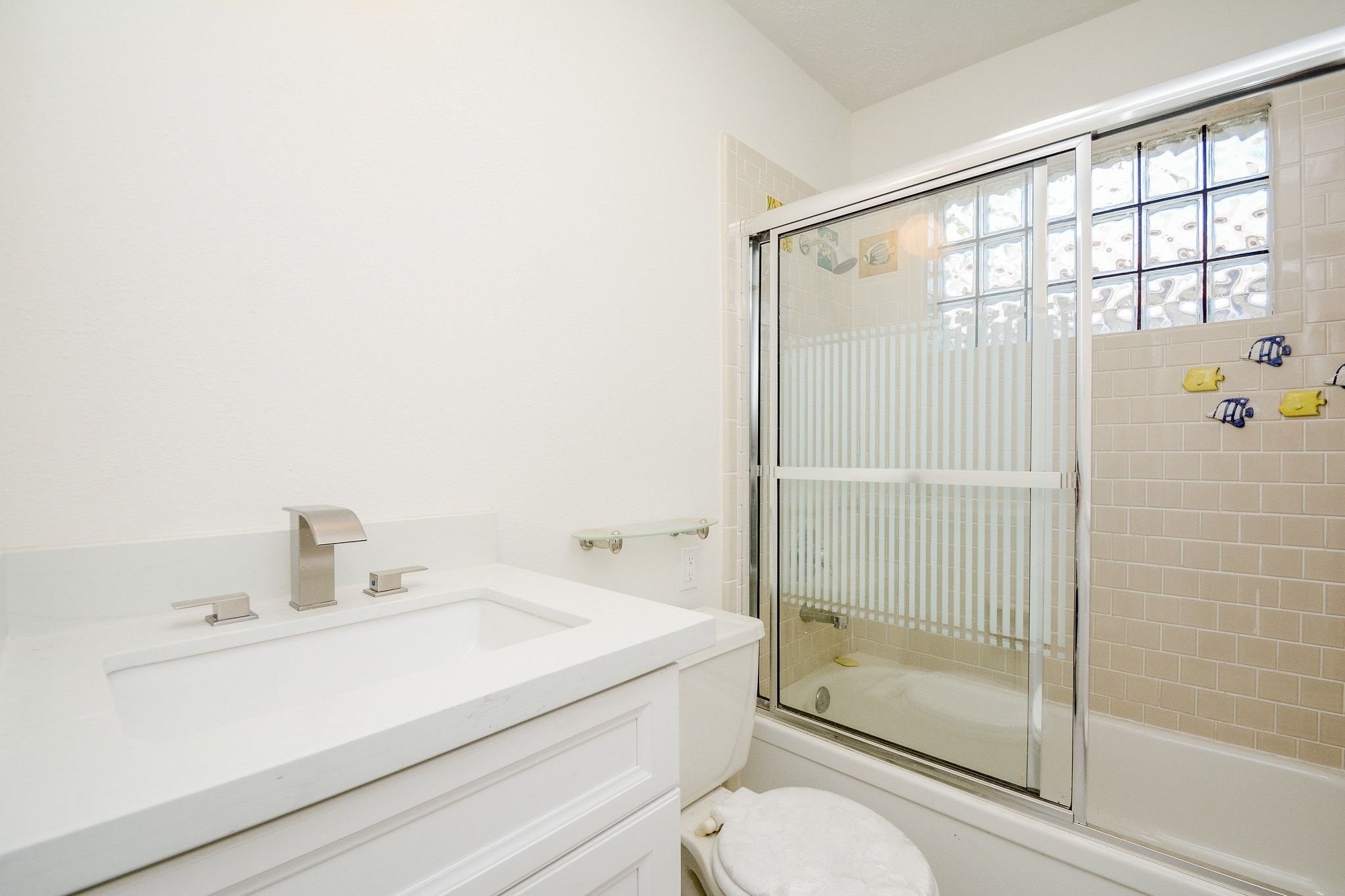 4307 Sloangate Drive Spring, TX 77373 - Photo 27 of 33 Full bath in hallway between the two secondary bedrooms
