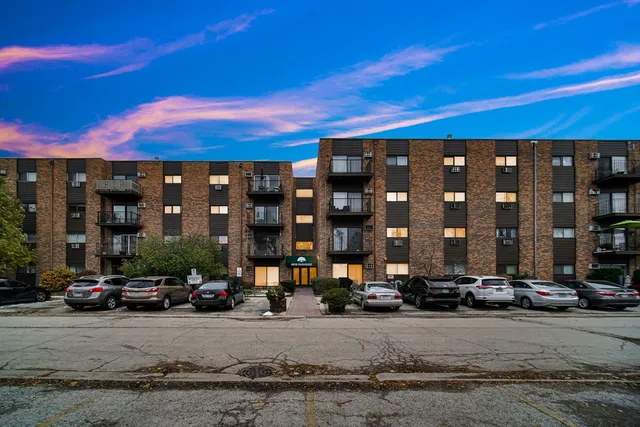 $2,445 | 8936 North Parkside Avenue, Unit 402, Des Plaines, IL 60016