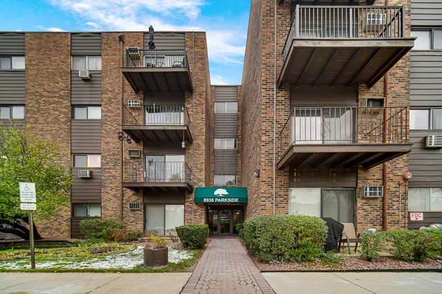 $2,500 | 8936 North Parkside Avenue, Unit 402, Des Plaines, IL 60016