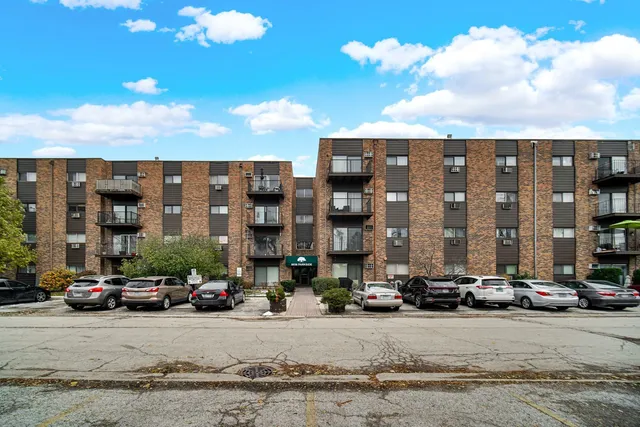 $2,500 | 8936 North Parkside Avenue, Unit 402, Des Plaines, IL 60016