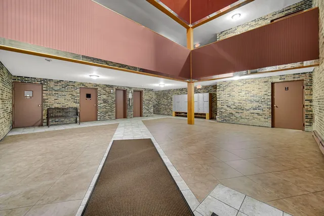 $2,500 | 8936 North Parkside Avenue, Unit 402, Des Plaines, IL 60016