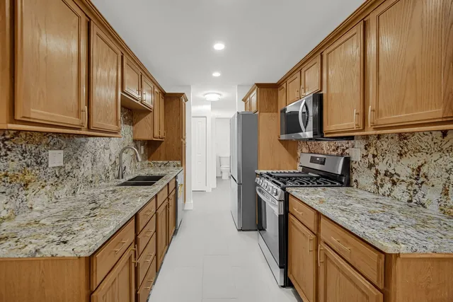 $2,500 | 8936 North Parkside Avenue, Unit 402, Des Plaines, IL 60016