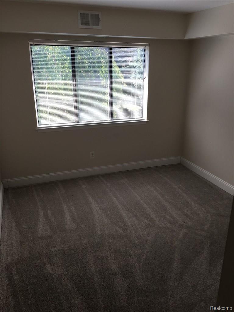 1653 Riverside Drive, Unit 6 Rochester, MI 48309 - Photo 16 of 19 AFFAEFFC-EDFC-4328-BC3F-FC205E3C448C.jpeg