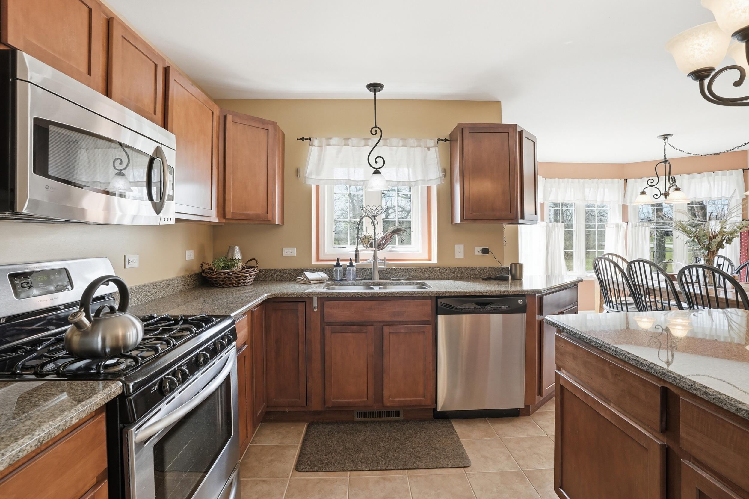 2219 Forest View Lane Lowell, IN 46356 - Photo 12 of 37 2500x1666
