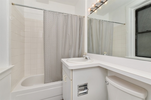 725 West Sheridan Road, Unit 203 Chicago, IL 60613 - Photo 6 of 10 a bathroom with a sink and a bathtub
