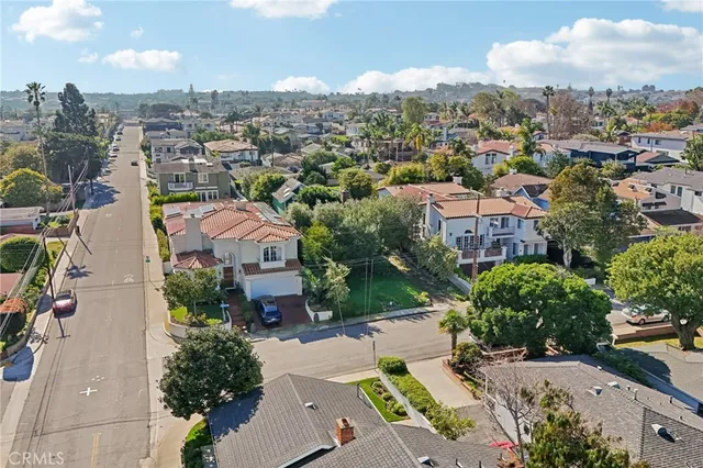 $2,800,000 | 1652 Voorhees Avenue, Manhattan Beach, CA 90266