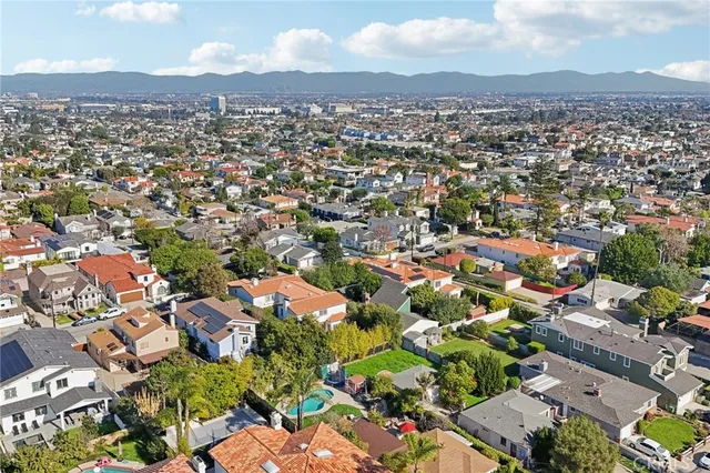 $2,800,000 | 1652 Voorhees Avenue, Manhattan Beach, CA 90266