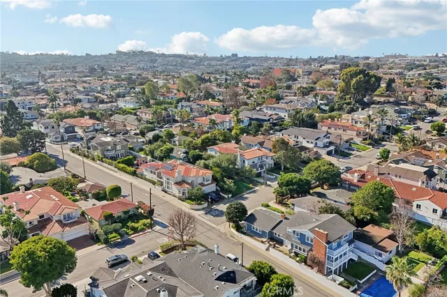 $2,800,000 | 1652 Voorhees Avenue, Manhattan Beach, CA 90266