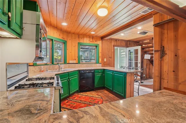 $2,800,000 | 1652 Voorhees Avenue, Manhattan Beach, CA 90266