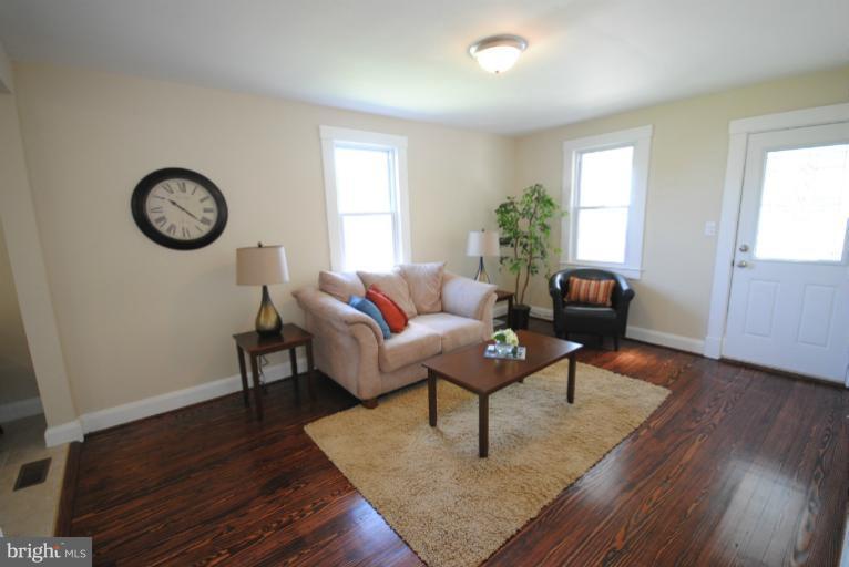 3218 Grace Road Baltimore, MD 21219 - Photo 8 of 30 Living Room Bright Space!