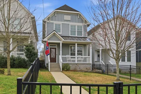 a view of a house with backyard