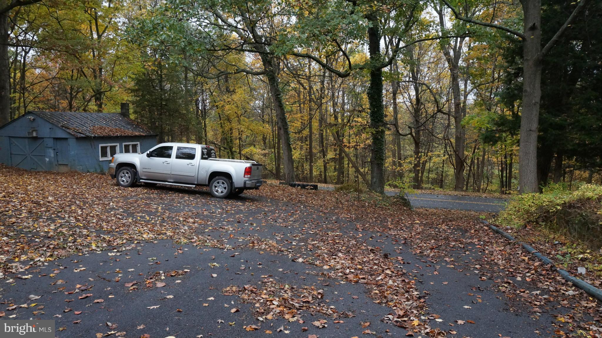 295 Cold Run Valley Road Berkeley Springs, WV 25411 - Photo 7 of 30 Paved Parking Driveway