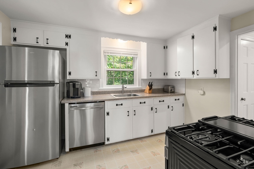 24 Fisher Road Weymouth, MA 02190 - Photo 12 of 42