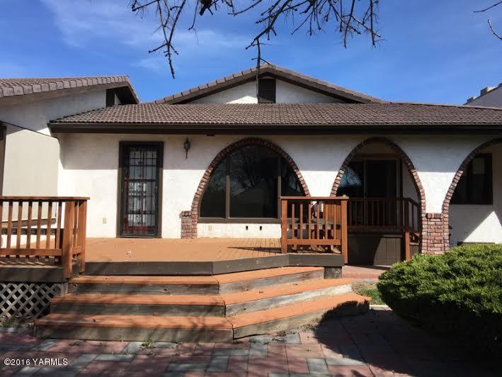 a view of entryway with a front door