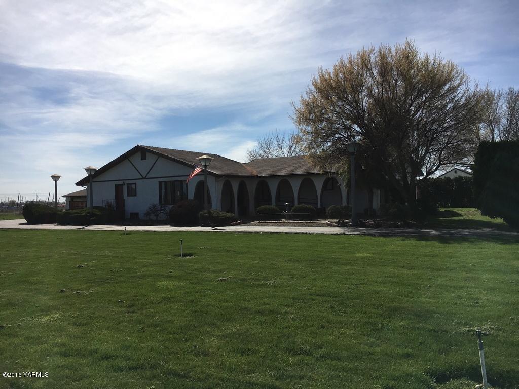 2571 Ashue Road Wapato, WA 98951 - Photo 2 of 33 a house view with a outdoor space