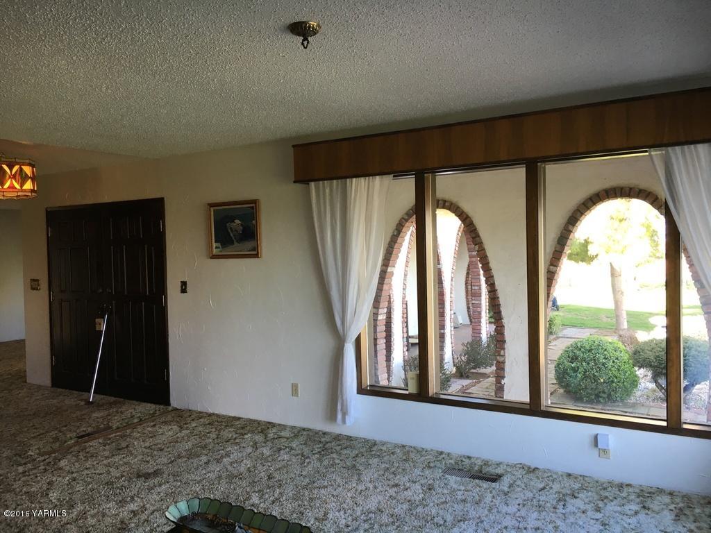 2571 Ashue Road Wapato, WA 98951 - Photo 13 of 33 a view of a livingroom with wooden floor and a large window