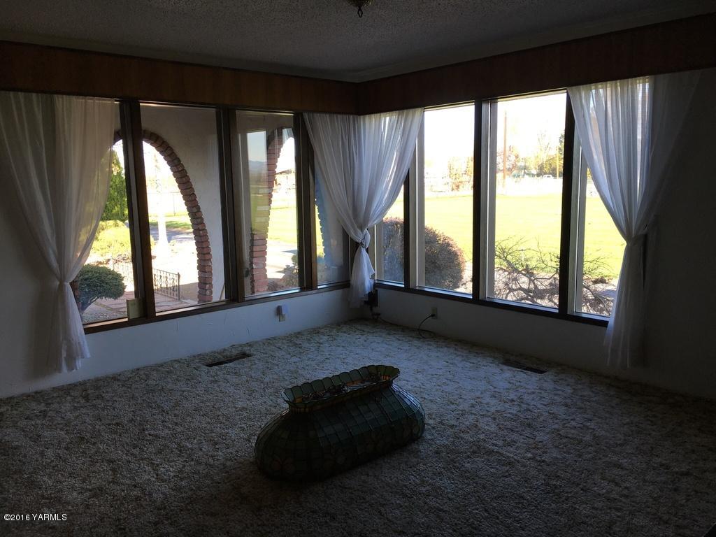2571 Ashue Road Wapato, WA 98951 - Photo 17 of 33 a living room with large window