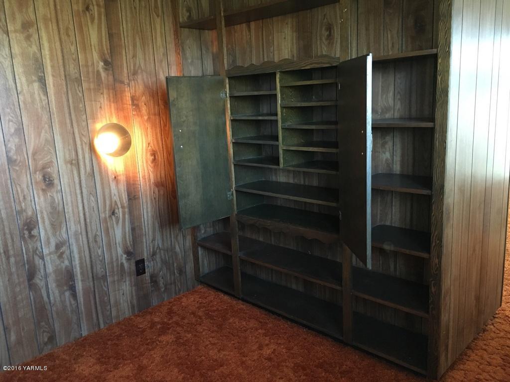 2571 Ashue Road Wapato, WA 98951 - Photo 23 of 33 a view of walk in closet