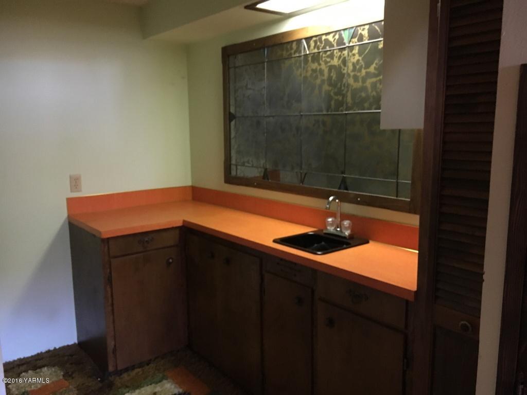 2571 Ashue Road Wapato, WA 98951 - Photo 24 of 33 a bathroom with a sink and mirror