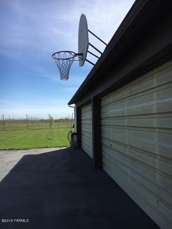 2571 Ashue Road Wapato, WA 98951 - Photo 25 of 33 a view of outdoor space with seating