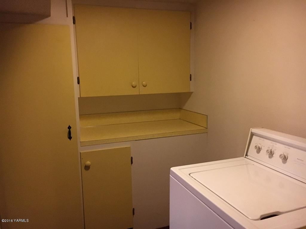 2571 Ashue Road Wapato, WA 98951 - Photo 28 of 33 a utility room with dryer and washer