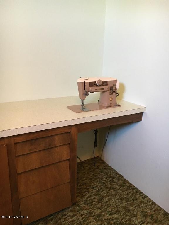 2571 Ashue Road Wapato, WA 98951 - Photo 29 of 33 a view of table and chair