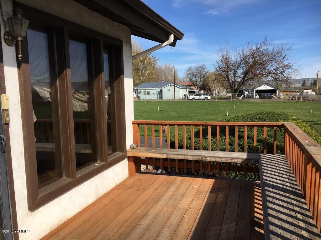 2571 Ashue Road Wapato, WA 98951 - Photo 4 of 33 a view of balcony with deck and outdoor space