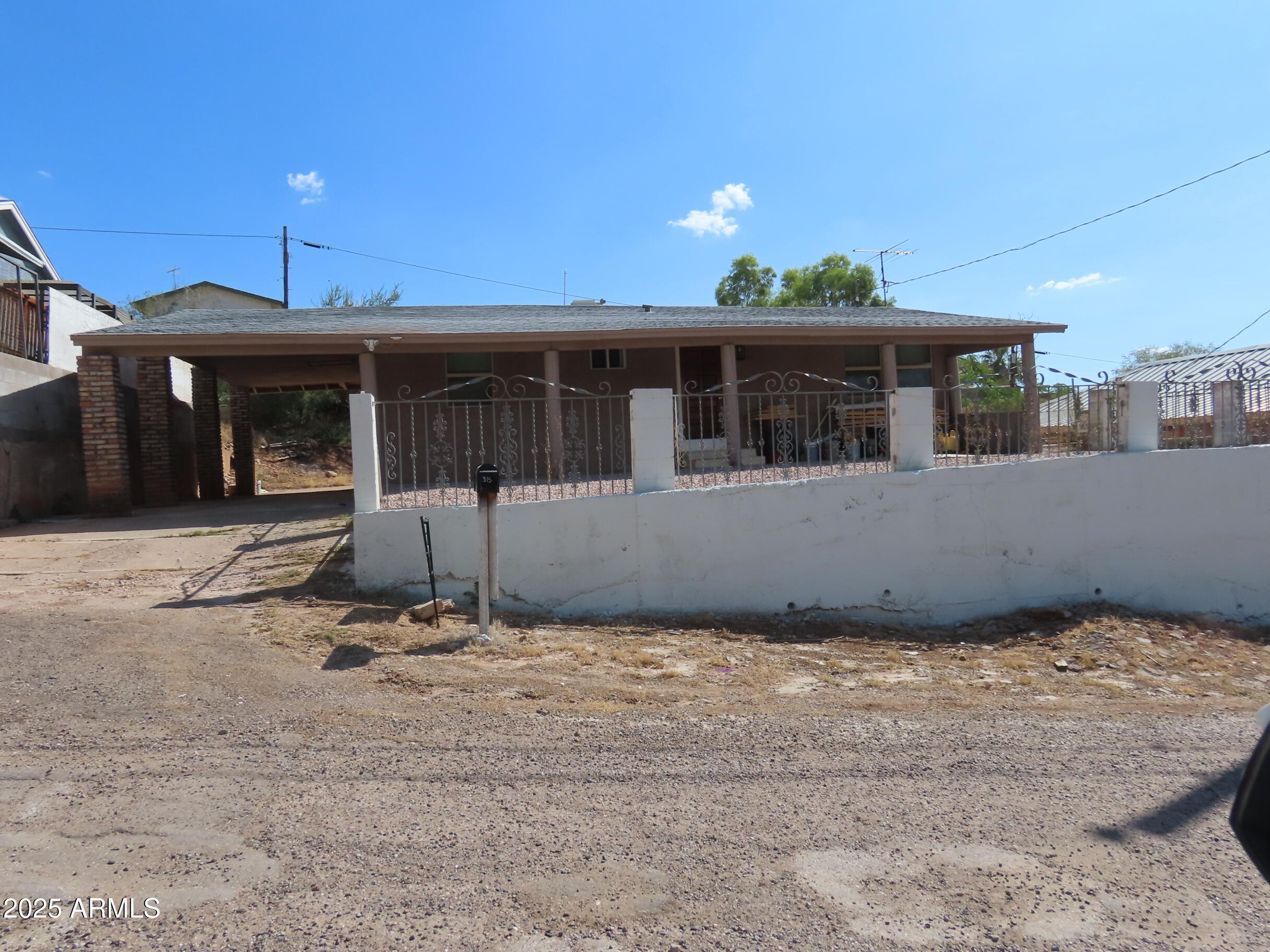 315 West Wight Street Superior, AZ 85173 - Photo 2 of 17 a front view of a house