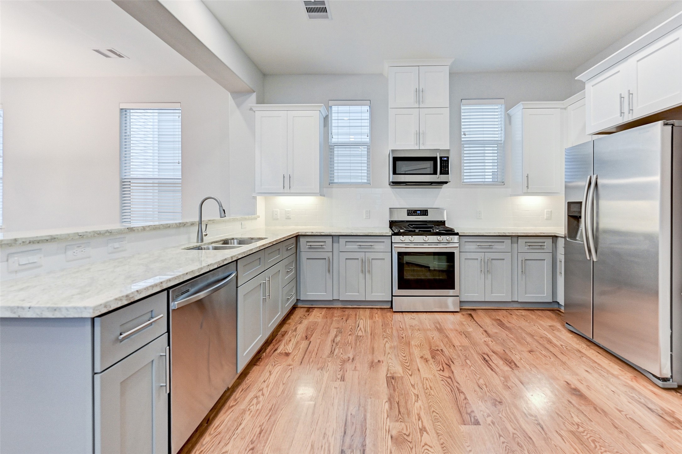 705-rd Link Road Houston, TX 77009 - Photo 8 of 27