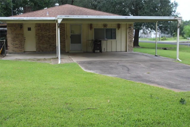 a view of a house with backyard porch and garden