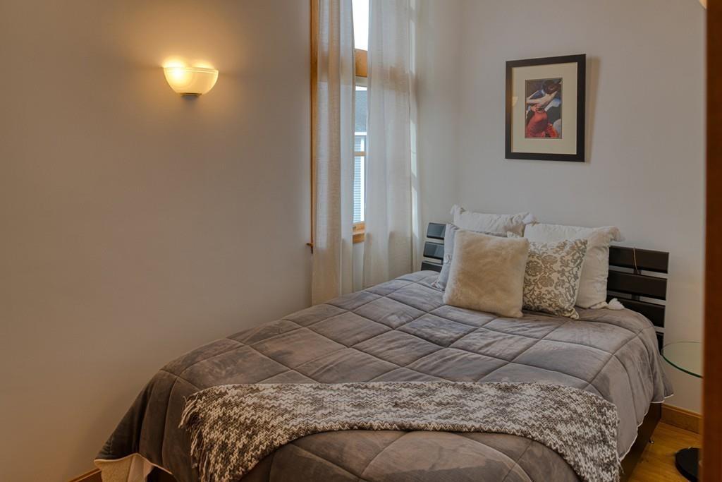 13 McKinley Road Marblehead, MA 01945 - Photo 21 of 36 a bedroom with a bed and a lamp on dresser