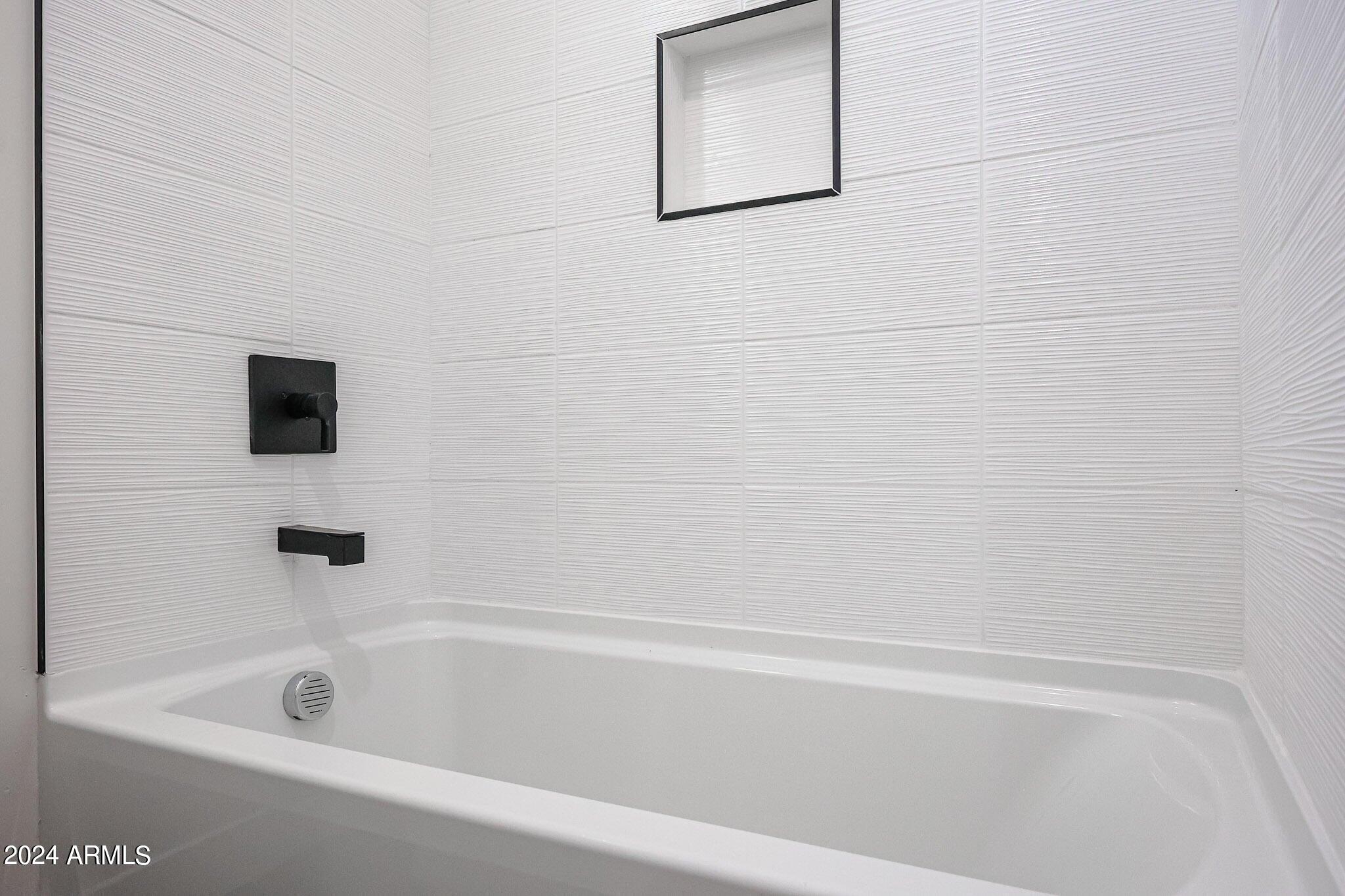 1028 South Wintersburg Road Tonopah, AZ 85354 - Photo 38 of 48 a bathroom with a bathtub
