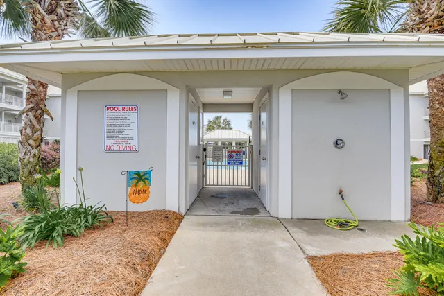 an entryway view with a outdoor space