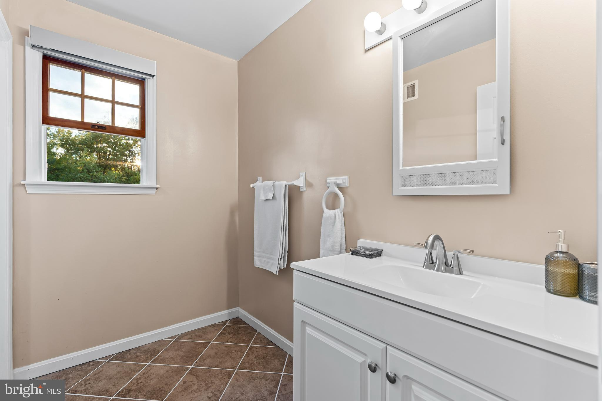 18347 Manor Church Road Boonsboro, MD 21713 - Photo 39 of 68 Second full bath