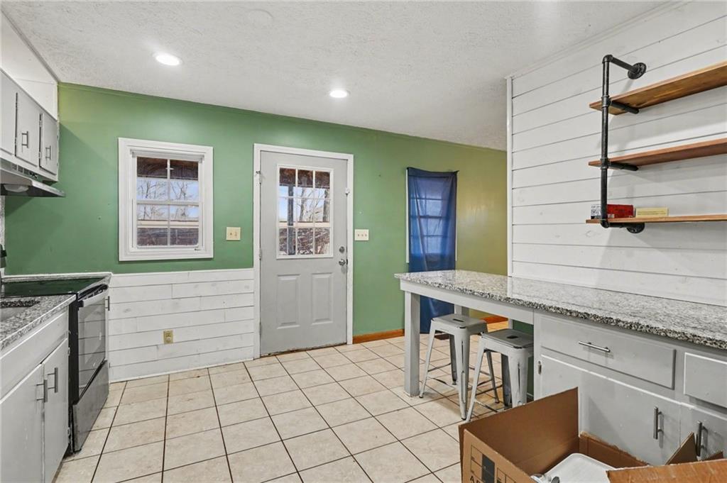 2986 Defore Road Toccoa, GA 30577 - Photo 4 of 19 a room with furniture and a window