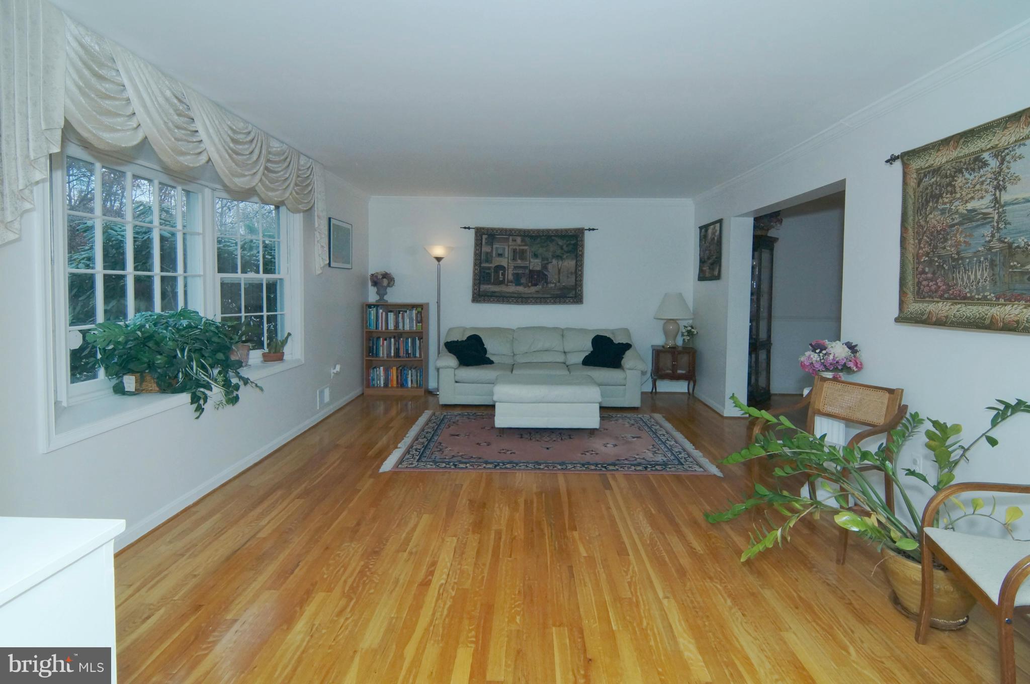 Large Living Room w/hardwood Floors & Bay Window