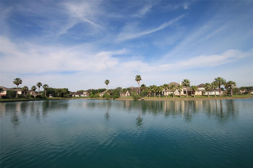 a view of a lake with houses in outdoor space