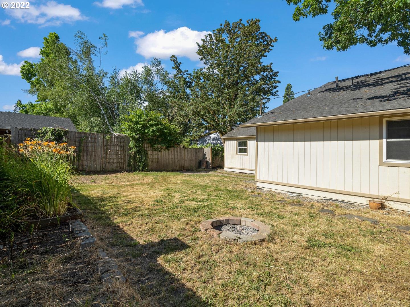 3200 Southeast Loeffelman Road Milwaukie, OR 97222 - Photo 28 of 32 a backyard of a house