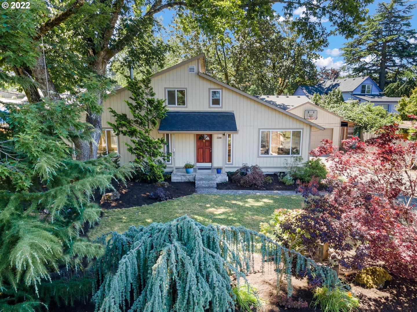 3200 Southeast Loeffelman Road Milwaukie, OR 97222 - Photo 31 of 32 a view of a house with swimming pool and garden