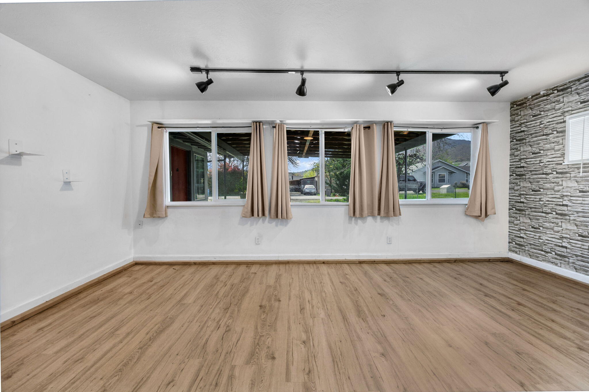 475 David Way Talent, OR 97540 - Photo 10 of 44 ApxDW (15)