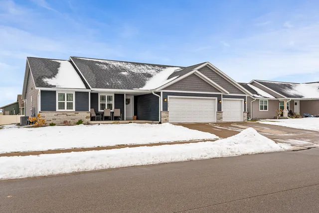 $500,000 | 1954 McGilvray Way, Holmen, WI 54636