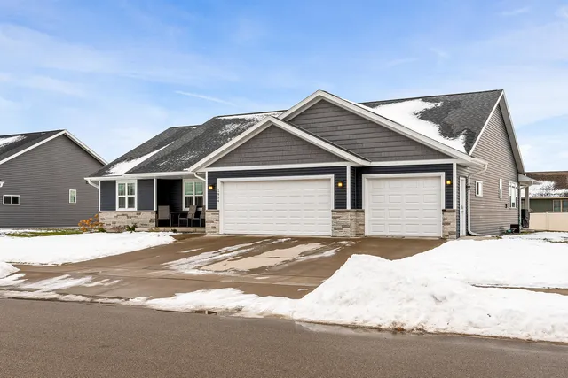$500,000 | 1954 McGilvray Way, Holmen, WI 54636