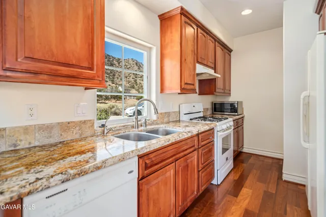 $1,595,000 | 32132 Calle Del Roja, Acton, CA 93510