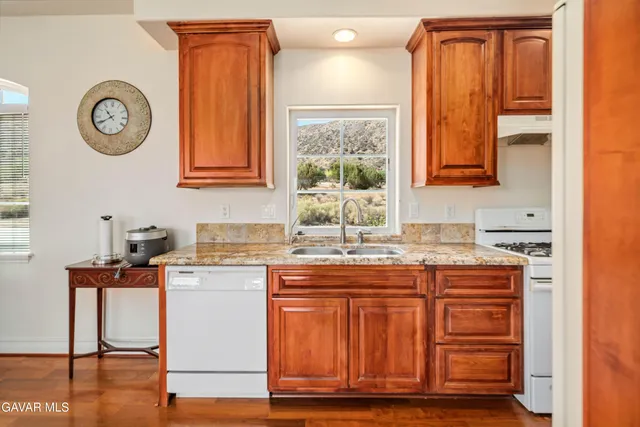 $1,595,000 | 32132 Calle Del Roja, Acton, CA 93510