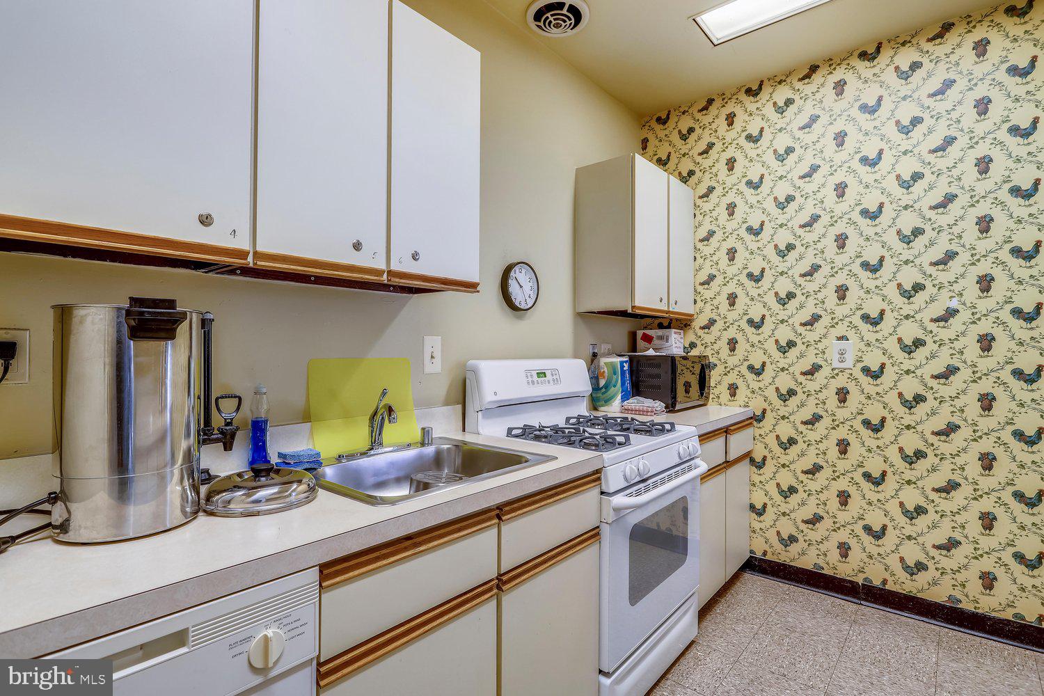 4141 North Henderson Road, Unit 904 Arlington, VA 22203 - Photo 37 of 46 Hyde Park Community Room Kitchen
