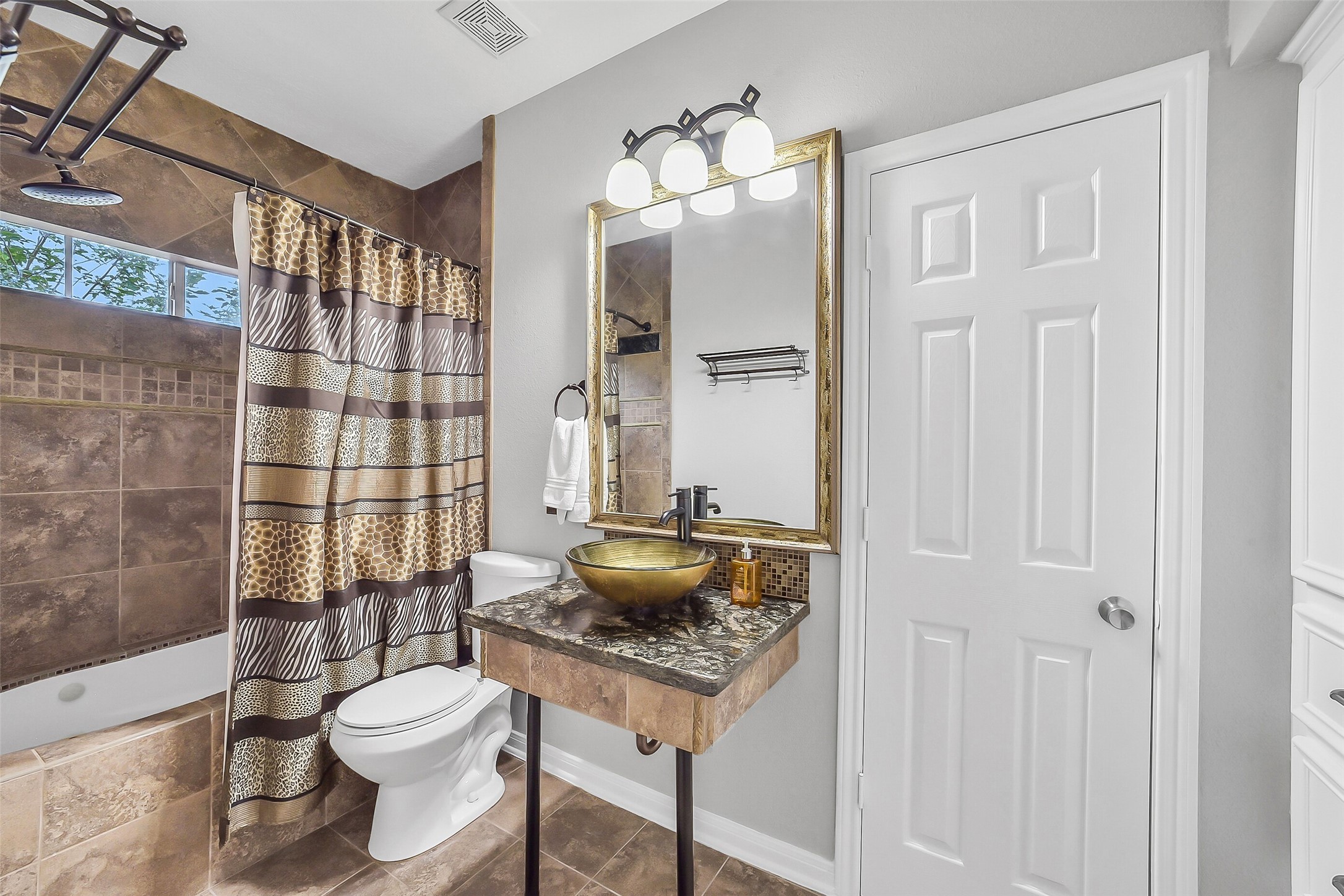1260 Fries Road Houston, TX 77055 - Photo 33 of 42 Full Bath Adjacent to 4th Bedroom on it's wing on the 2nd floor.