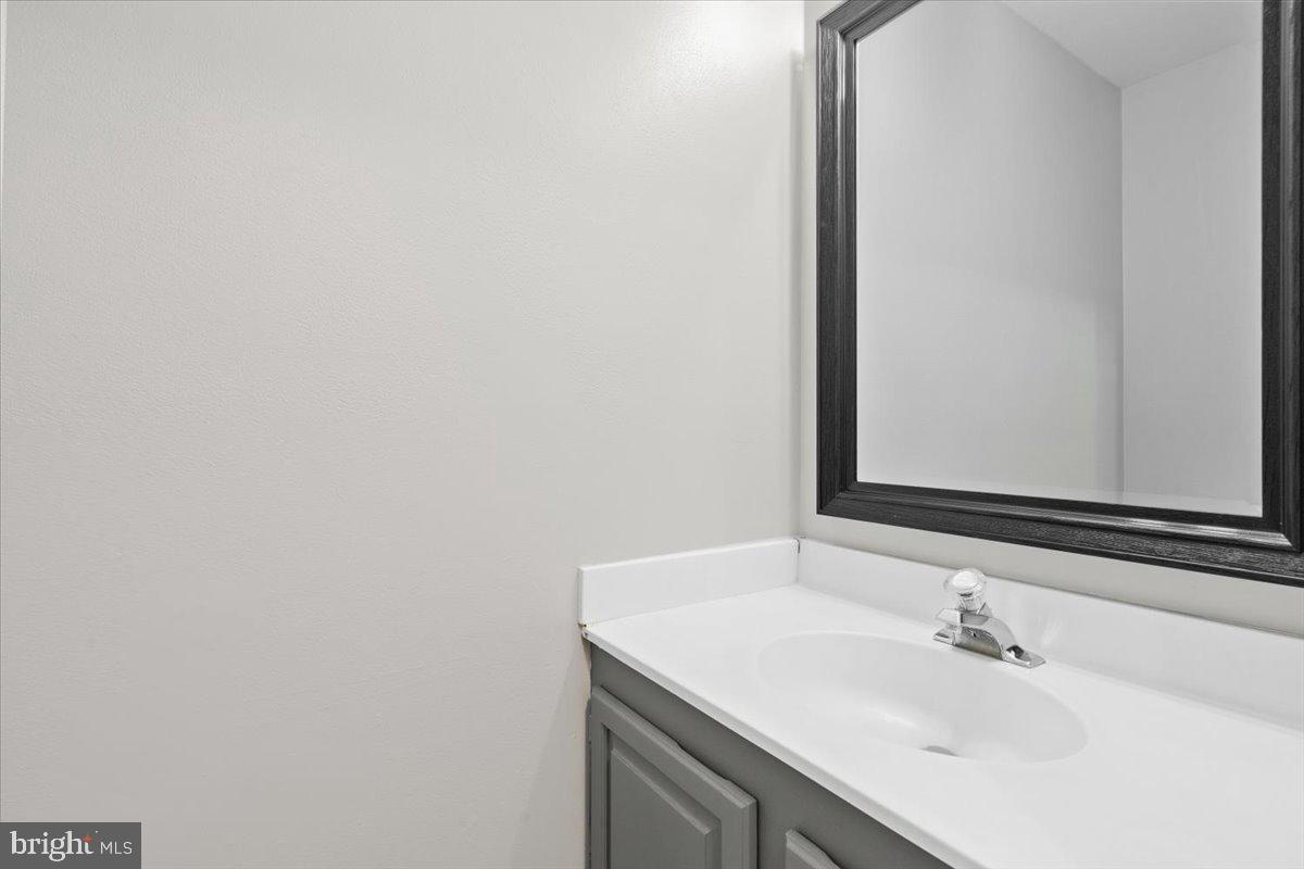 461 Foxridge Drive Southwest Leesburg, VA 20175 - Photo 11 of 25 a bathroom with a sink and a mirror